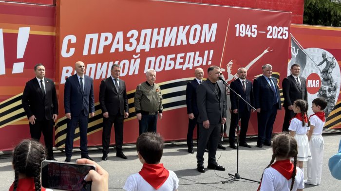 Константин Джуссоев посетил праздничный флешмоб на Театральной площади 